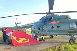 Вертолёт Ми-171 несёт флаг перед строевым тренировочным полётом. (Фото: ВИA).