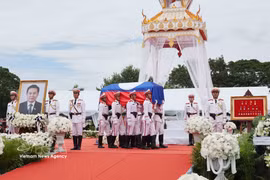 Гроб с телом товарища Сайсомфона Пхомвихана, члена Политбюро, Председателя Национальной ассамблеи Лаоса, доставляют к месту проведения церемонии прощания. Фото: ВИА.
