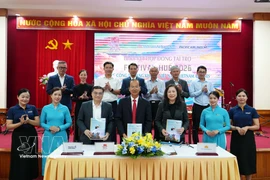 Представитель Организационного комитета Фестиваля Хюэ подписывает соглашение о спонсорстве с представителями Vietnam Airlines и Pacific Airlines. (Фото: ВИА)