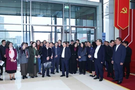 Постоянный член Секретариата Чан Кам Ту проверяет работу по подготовке к XIV Всевьетнамскому партийному съезду в Национальном конференц-центре. (Фото: ВИА)