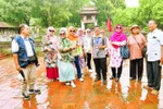 Мусульманские туристы посещают Храм литературы - Куок Ту Жам (Фото: Nhandan.vn)