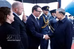 Чиновники Новой Зеландии встречают Генсекретаря, Президента То Лама в международном аэропорту Окленд. (Фото: ВИА)