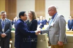 Премьер-министр Фам Минь Тьинь (слева) принимает представителей 21 ведущего вуза США, которые участвуют в Международной программе академического партнерства (IAPP) во Вьетнаме (Фото: ВИА)
