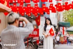 Молодёжь Ханоя с интересом делает фото в «патриотических кафе»