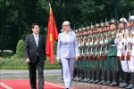 Президент Лыонг Кыонг и Генерал-губернатор Австралии Сэм Мостин принимают парад Почётного караула Народной армии Вьетнама (Фото: ВИА)