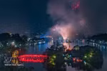 Великолепный фейерверк над озером Хоанкьем в Ханое (Фото: ВИА)