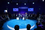 Премьер-министр Фам Минь Тьинь принимает участие в политическом диалоге с председателем и генеральным директором ВЭФ Борге Бренде (Фото: ВИА)