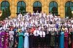 Президент Лыонг Кыонг с представителями Общества поощрения образования со всей страны (Фото: ВИА)