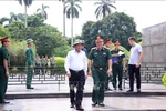 Постоянный член Секретариата ЦК КПВ Чан Кам Ту инспектирует подготовку к 80-летию Августовской революции и Национальному дню в мавзолее Хо Ши Мина на площади Бадинь (Фото: ВИА)