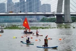 SUP-гребля привлекает множество молодых людей для участия в открытом чемпионате Хошимина по плаванию на реке и первом открытом чемпионате Хошимина по гребле с веслом в 2024 году (Фото: газета Tintuc & Dantoc)