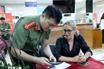 Офицеры Управления по вопросам иммиграции Министерства общественной безопасности проводят для иностранцев инструктаж по процедурам выдачи электронных идентификационных счетов (Фото: ВИА)