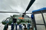 Гуманитарная помощь загружается на вертолёт, чтобы доставить её жителям, оказавшимся в изоляции из-за наводнений в провинциях Южного Центрального Вьетнама (Фото: ВИА)