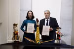 Елена Бездетко (слева), супруга посла РФ во Вьетнаме Геннадия Бездетко, передаёт экспонаты Театра водных кукол Тханглонг, подаренные Государственному музею Востока РФ (Фото: ВИА)