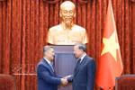 Генсек, Президент То Лам принял и. О. министра ВМС США Хунга Као (Фото: ВИА)