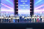 Премьер-министр Фам Минь Тьинь вручил почётные грамоты коллективам и отдельным лицам, добившимся выдающихся результатов в организации и проведении выставки (Фото: ВИА)
