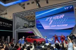 Модель VinFast VF 7 появилась на сцене мероприятия (Фото: ВИА)