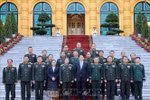 Президент Лыонг Кыонг с делегатами Главного политического управления НАЛ (Фото: ВИА)
