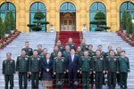 Президент Лыонг Кыонг с делегатами Главного политического управления НАЛ (Фото: ВИА)