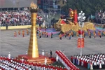 Факел был передан генерал-лейтенанту Нгуен Дык Соату, Герою Народных вооружённых сил, бывшему заместителю начальника Генерального штаба Народной армии Вьетнама (Фото: ВИА)