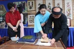 Туристы распечатывают народные картины Донгхо (Фото: ВИА)