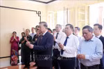 Генсек То Лам предлагает благовония президенту Хо Ши Мину в Хангнганге, 48 (Фото: ВИА)