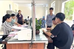 Люди приезжают для выполнения административных процедур в коммуну Лиеншон, провинция Лаокай (Фото: ВИА)