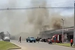 Дым поднимается над заправочной станцией в провинции Сисакет после попадания в нее ракеты из Камбоджи (Фото: Getty)