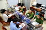 Граждане выполняют административные процедуры в общине Йензыонг, район Тамдао, провинция Виньфук (Фото: ВИА)