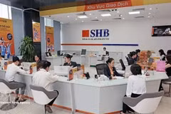 Банковские операции в одном из отделений SHB в Ханое. (Фото: ВИА) 