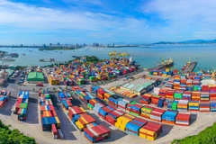 Пропускная способность морской портовой инфраструктуры Вьетнама утраивалась с каждым десятилетием развития, обрабатывая 90% от общего объема импортных и экспортных грузов в стране (Фото: VietnamPlus)