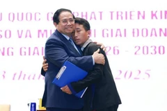 Премьер-министр Фам Минь Тьинь и Муа А Тхи, глава деревни Хангпуси в общине Хазунг провинции Дьенбьен, который спас 90 жителей деревни от внезапных наводнений и оползней ранним утром 1 августа. (Фото: ВИA)