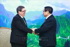 Премьер-министр Фам Минь Тьинь (справа) принимает министра иностранных дел Кубы Бруно Родригеса Паррилью (Фото: ВИA)