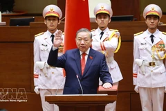 Президент Социалистической Республики Вьетнам То Лам приносит присягу на церемонии вступления в должность. (Фото: ВИА) 
