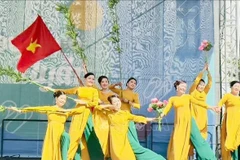 Художественное представление на Днях вьетнамской культуры в Будапеште, Венгрия. (Фото: ВИA)