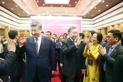 Генеральный секретарь партии То Лам (третий справа), генеральный секретарь партии и председатель Си Цзиньпин (слева) и другие высокопоставленные руководители принимают участие во встрече вьетнамско-китайской дружбы молодежи в апреле (Фото: ВИA)
