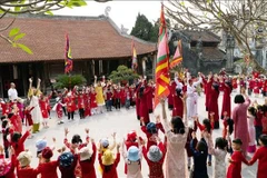 Выступление с пением в древней деревне на объектах культурного наследия на территории города Вьетчи (провинция Футхо). (Фото: ВИА)