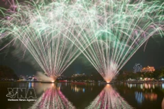 Великолепный фейерверк над озером Хоанкием в Ханое. (Фото: Кханьхоа — ВИА)