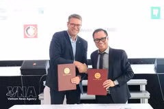 На церемонии подписания соглашения между DSEZA и ASCO Industries NV. Фото: ВИА 