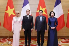 Президент Вьетнама Лыонг Кыонг, его французский коллега Эммануэль Макрон и их супруги на банкете в честь французского лидера в Ханое 26 мая (Фото: ВИA)