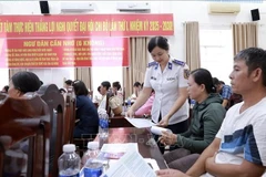 Сотрудники 4-го регионального управления береговой охраны раздают информационные листовки местным рыбакам. (Фото: ВИA)