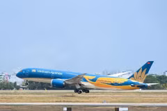 Vietnam Airlines поднялась на три позиции по сравнению с прошлым годом, заняв 19-е место в мире, и остаётся единственным вьетнамским авиаперевозчиком в списке 25 самых безопасных полноформатных авиакомпаний мира на 2026 год.