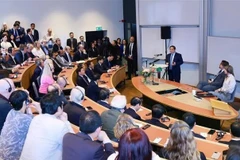 Премьер-министр Фам Минь Тьинь выступает с программной речью в Стокгольмской школе экономики в рамках своего визита в Швецию. (Фото: ВИA)