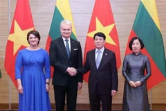 Президент государства Лыонг Кыонг и его супруга (справа) 12 июня вечером в Ханое устраивают государственный банкет в честь президента Литвы Гитанаса Науседы и его супруги (Фото: ВИA)