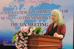 Роземари Мизо, председатель Международного комитета и Германского национального комитета Деревни дружбы Вьетнама, выступает на 19-м заседании Международного комитета Деревни дружбы Вьетнама в Ханое 31 марта. Фото: ВИА. 