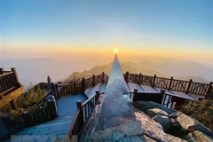 На вершине горы Фансипан - крыши Индокитая. (Фото: ВИA)