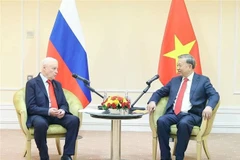 Генеральный секретарь партии То Лам (справаа) и председатель партии «Справедливая Россия - Патриоты - За правду» Сергей Миронов. (Фото: ВИA)