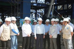 Председатель Petrovietnam Ле Мань Хунг проверяет ход строительства на площадке проекта теплоэлектростанции Лонгфу 1. (Фото: Petrovietnam)