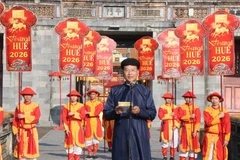 Директор Центра по сохранению памятников Хюэ Хоанг Вьет Чунг выступает на церемонии 1 января, объявляющей о проведении фестиваля Hue Festival 2026. (Фото: ВИА) 