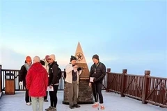 Рано утром 25 декабря вершина Фансипан в северной провинции Лаокай была покрыта льдом. (Фото: опубликовано ВИА) 