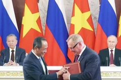Представители Vietnam Airlines и российского государственного банка ВТБ подписали меморандум о сотрудничестве. (Фото: nhandan.vn)